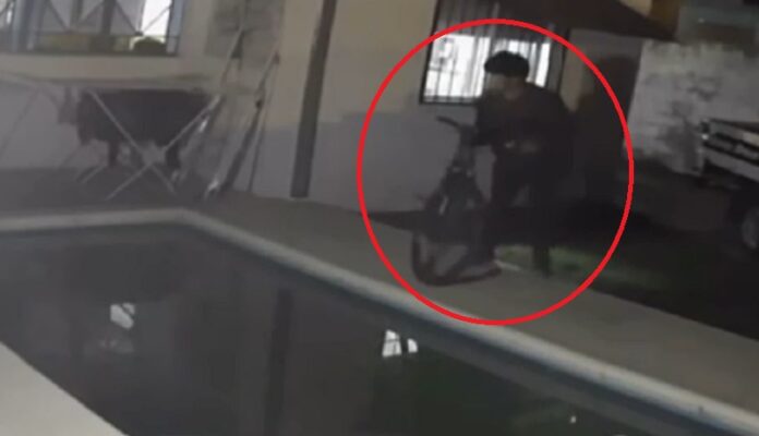 delincuente roba bici