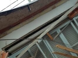 Bomberos intervinieron en el derrumbe de una vivienda