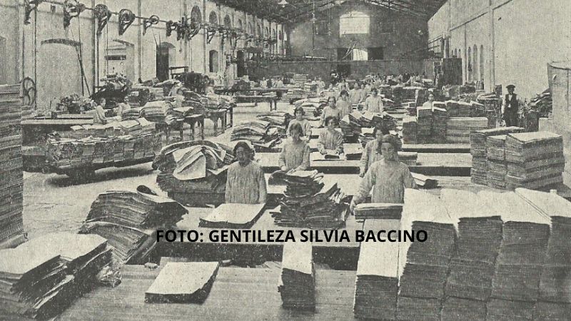 Trabajadoras de la papelera “La Argentina” revisando papeles comunes en la Sala F. Década de 1920.