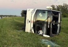 Un micro de larga distancia volcó en la ruta N° 9