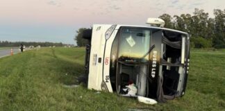 Un micro de larga distancia volcó en la ruta N° 9