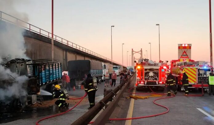 incendio camion puente 1