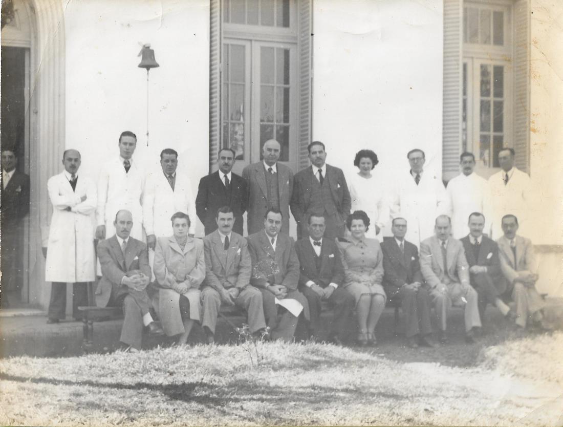 Directivos, profesionales y personal del Hospital Regional en la década de 1940.