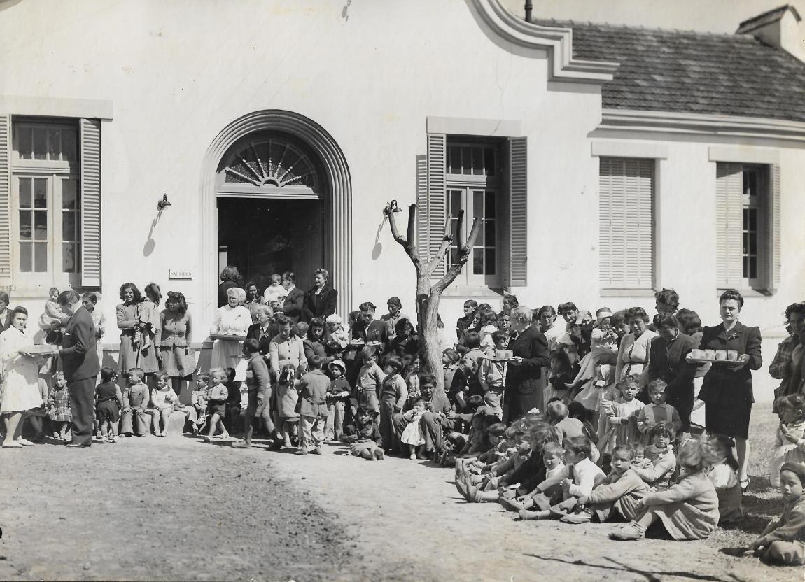 Festejos realizados en el Hospital Regional con motivo del Día de la madre. Década de 1940.