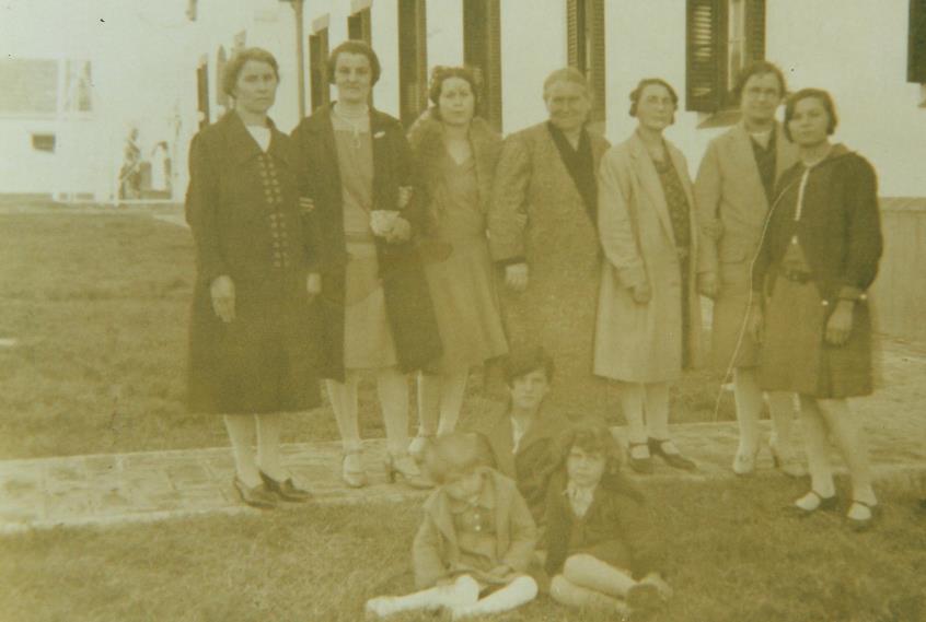 En el jardín del Hospital Regional. Década de 1940