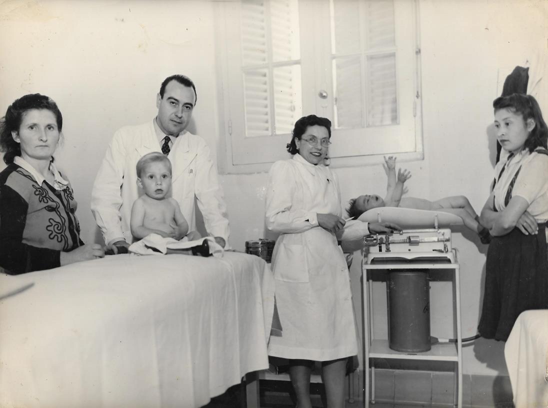 Dr. Néstor Pérez Ponsa en el consultorio de pediatría. Década de 1940