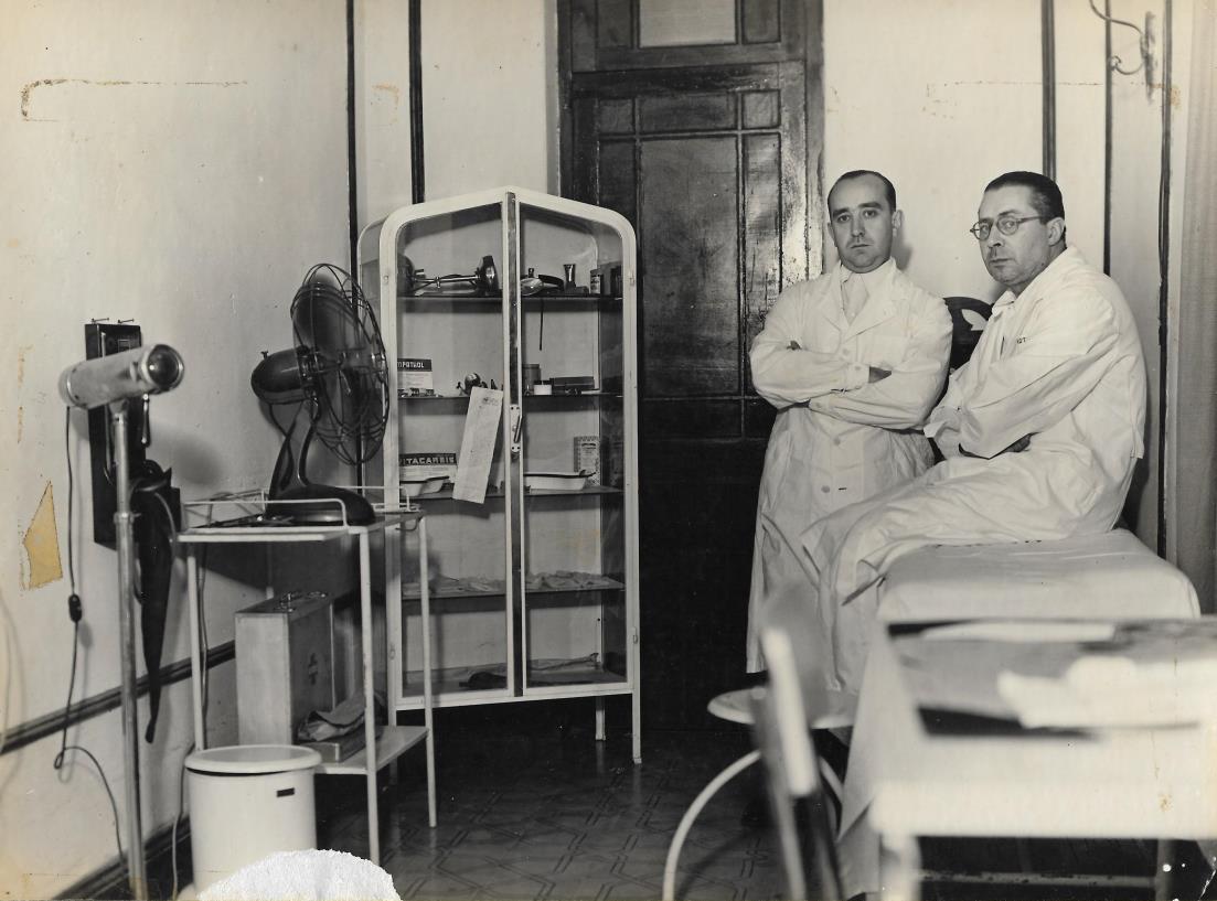 Sentado: Dr. Eduardo Brandt, primer subdirector del Hospital Regional. Década de 1940