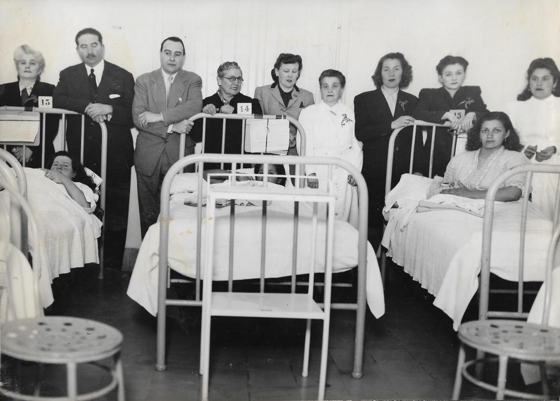 Sala de maternidad con la presencia de profesionales y pacientes