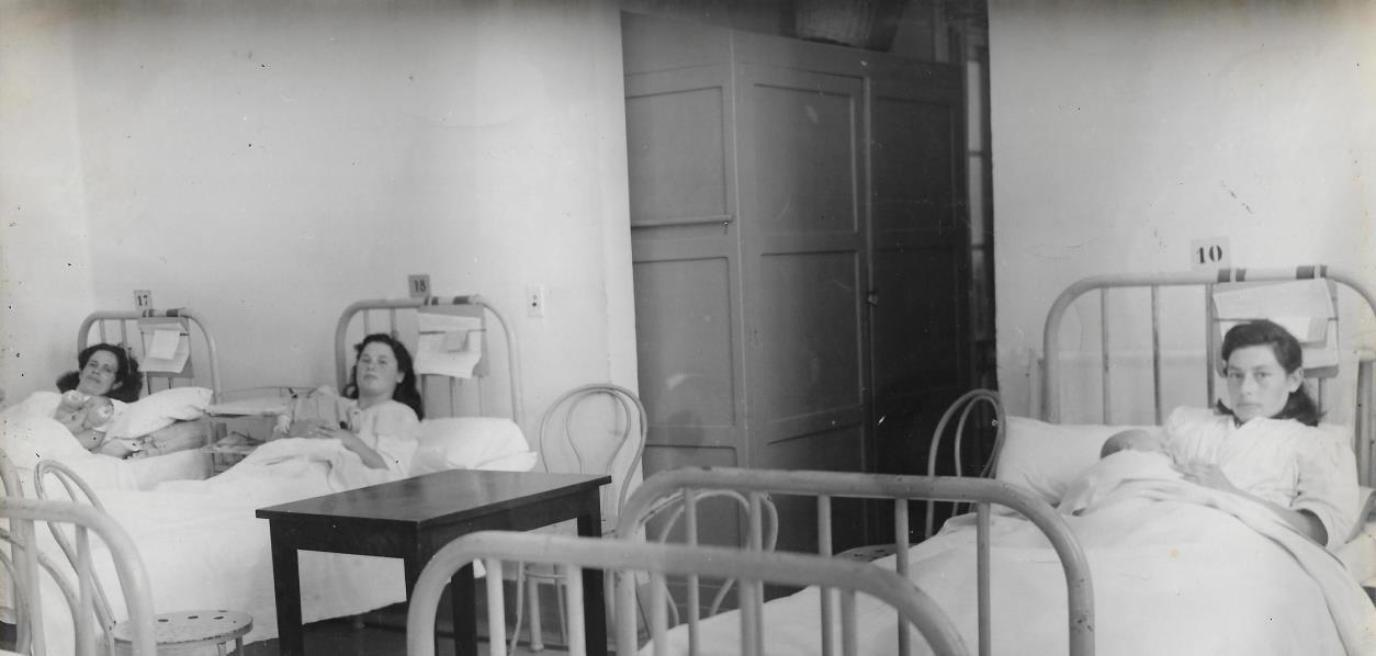 Sala de maternidad con la presencia de pacientes. Década de 1940
