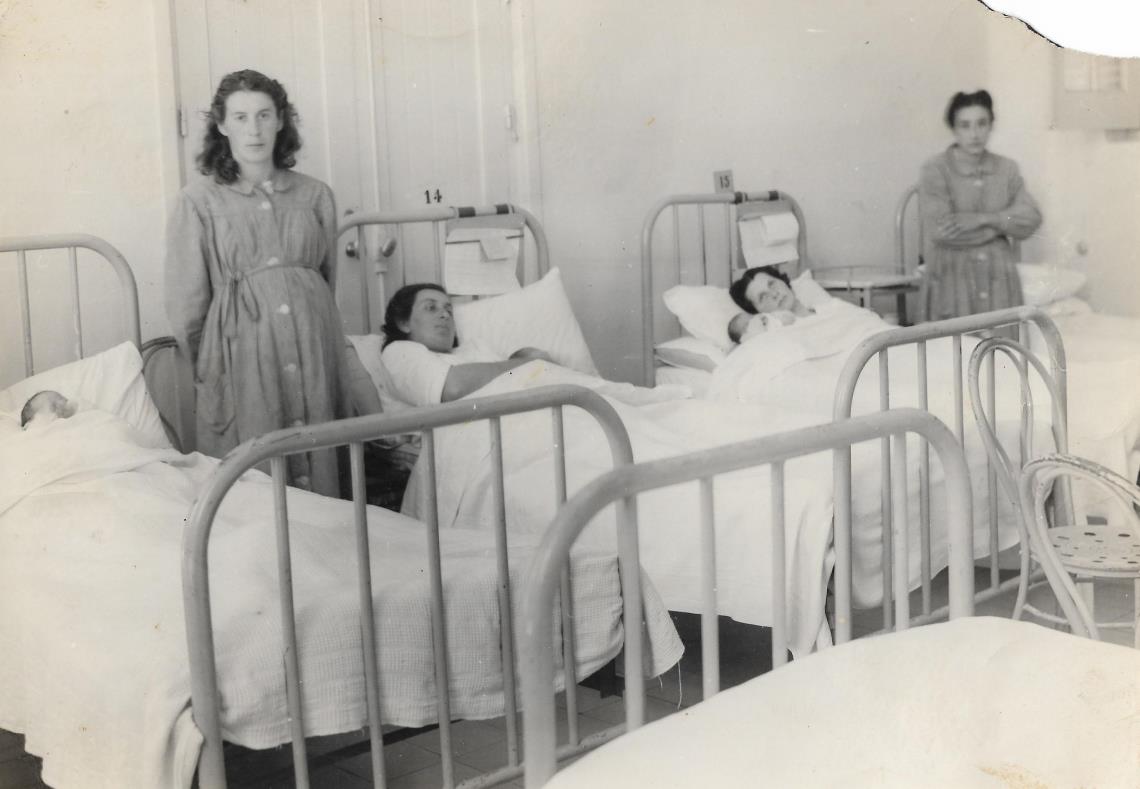 Sala de maternidad y de espera. Década de 1940