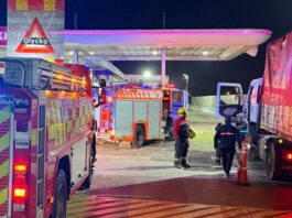 Un camión sufrió un principio de incendio en una estación de servicio