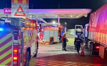 Un camión sufrió un principio de incendio en una estación de servicio