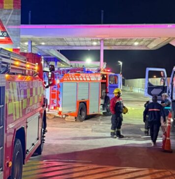 Un camión sufrió un principio de incendio en una estación de servicio