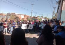 Familias, estudiantes y docentes abrazaron a la Secundaria N° 9 en rechazo a la violencia escolar