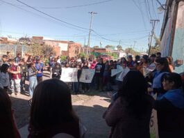 Familias, estudiantes y docentes abrazaron a la Secundaria N° 9 en rechazo a la violencia escolar