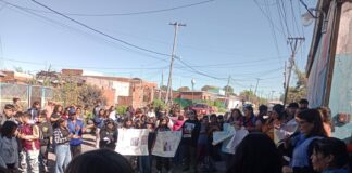 Familias, estudiantes y docentes abrazaron a la Secundaria N° 9 en rechazo a la violencia escolar