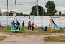 El Municipio pone en valor la plazoleta de calle Carriego con juegos inclusivos